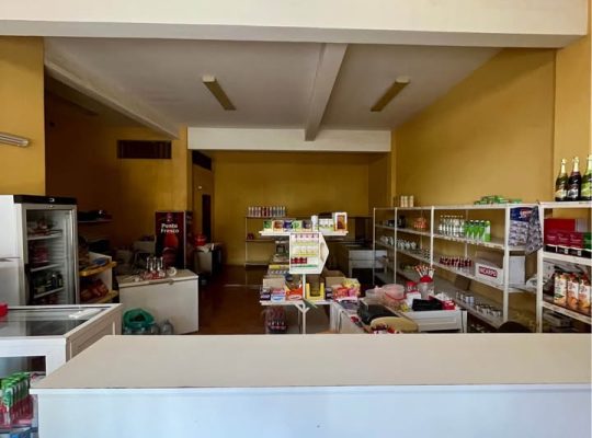 Vende-se Casa/ prédio em Cruz de João Évora – Opor