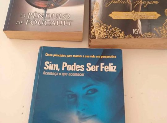 Livros em português.